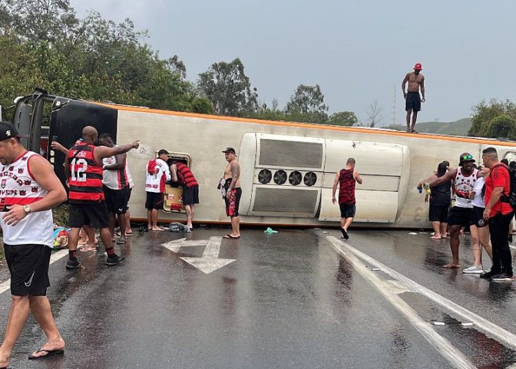 Ônibus com torcedores do Flamengo capota a caminho da Argentina