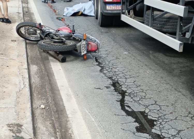 Acidente envolvendo carreta e moto deixa um homem morto e outro ferido em Campos
