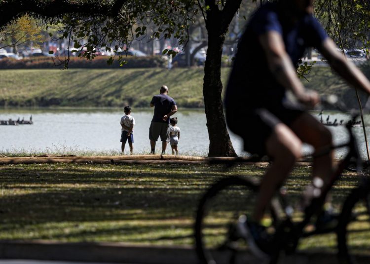 Pesquisas revelam preocupação com crianças em extremos climáticos