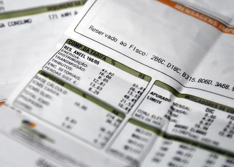 Aneel mantém bandeira para vermelha 1 na conta de luz em novembro