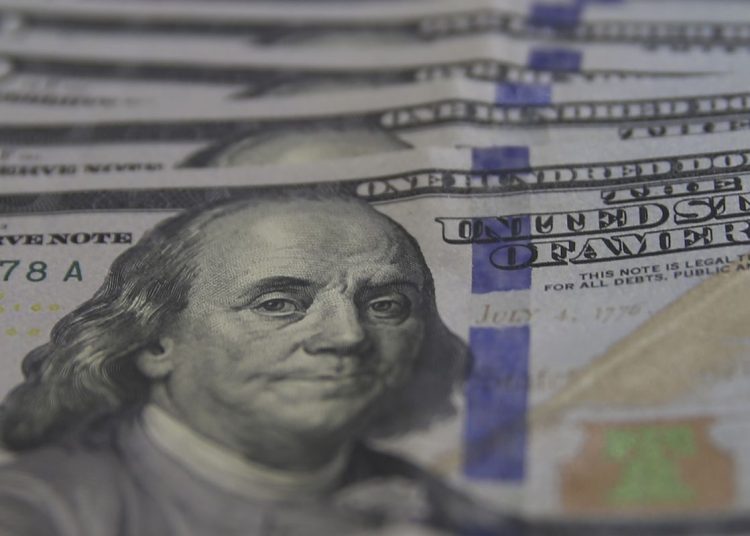 Dólar fecha abaixo de R$ 5,40 pela primeira vez em 11 dias