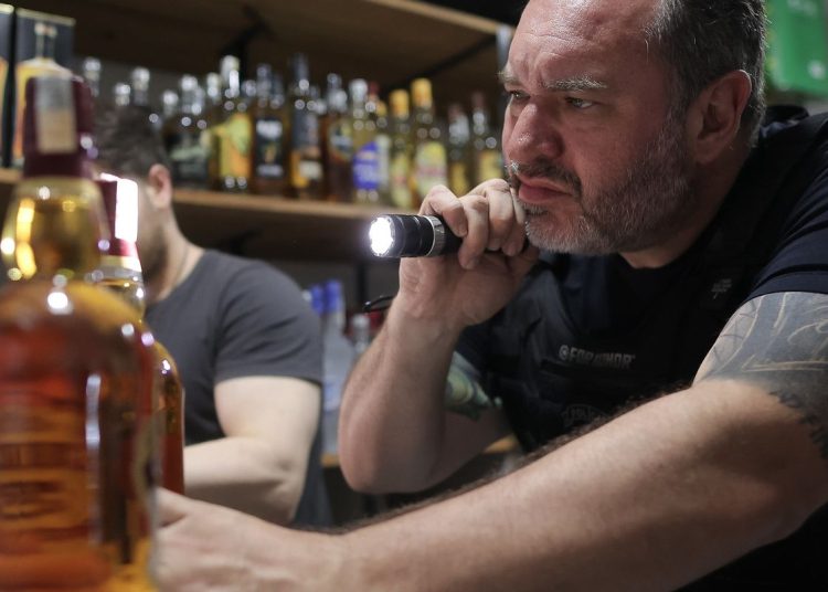 Vigilância Sanitária do Rio fecha bar por venda de bebida sem registro