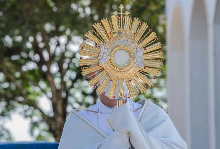 Governador sanciona lei que torna Corpus Christi feriado estadual no Rio de Janeiro