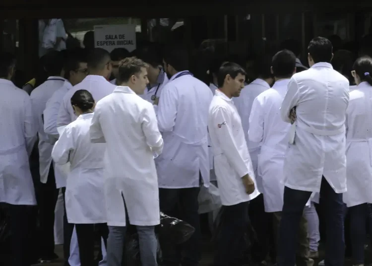 Revalida 2025/2: prazo para envio de diploma médico termina hoje