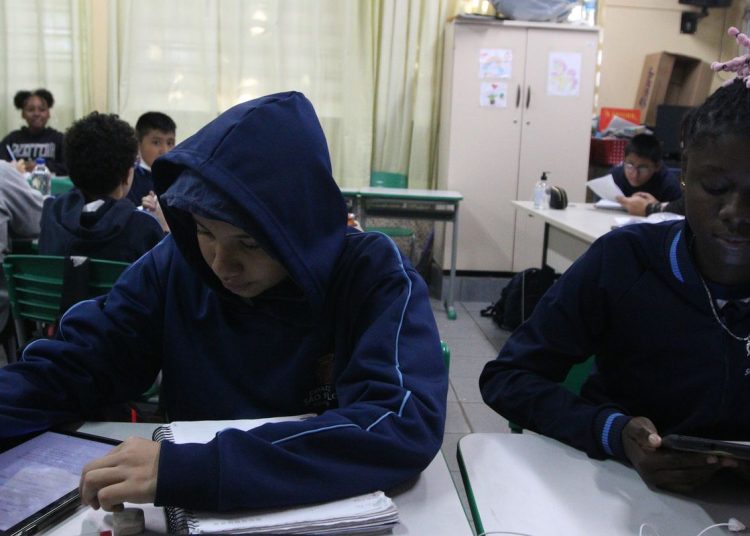 Professores no Brasil usam mais IA que média dos países da OCDE