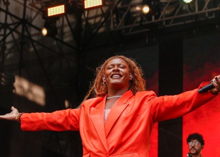 Globo chama Lola, de ‘Beleza Fatal’, de ‘Bebel da 25 de Março’ em evento e HBO Max rebate