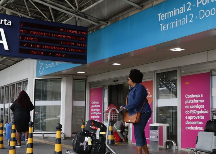 Aéreas flexibilizam remarcação de voos para RJ após operação policial