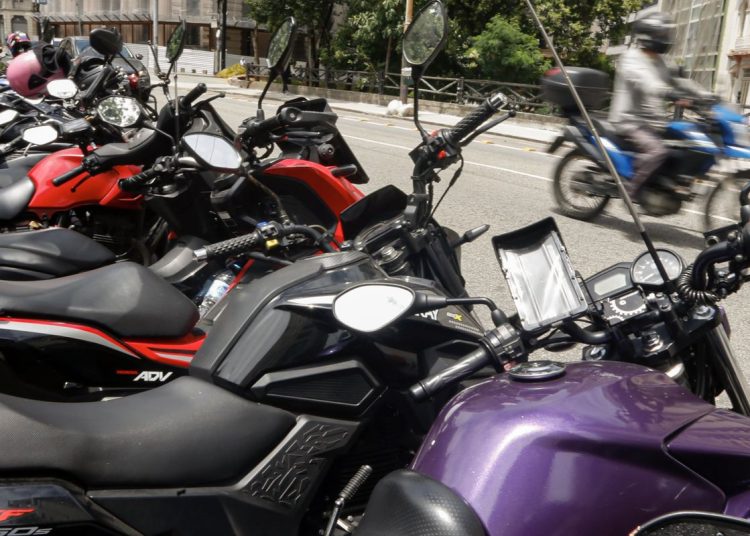 Trabalhador por aplicativo ganha mais, porém tem jornadas mais longas