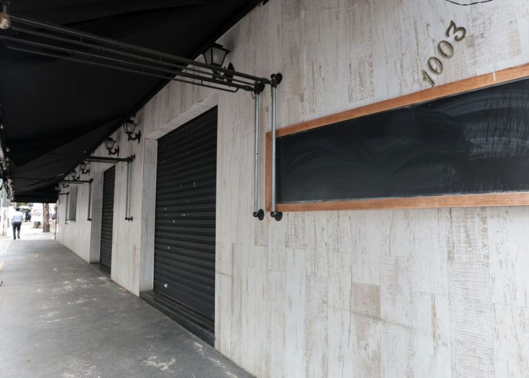 Vigilância Sanitária do DF interdita bebidas em rede de supermercados