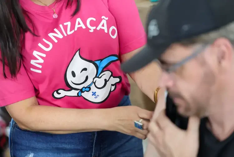 Em Dia D de Vacinação, Padilha garante a segurança da imunização