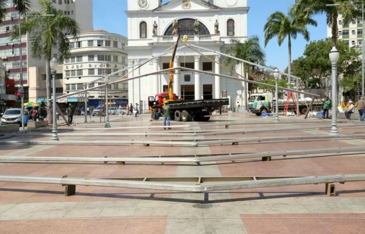 Montagem da FEPE causa danos na Praça São Salvador e Prefeitura notifica CDL