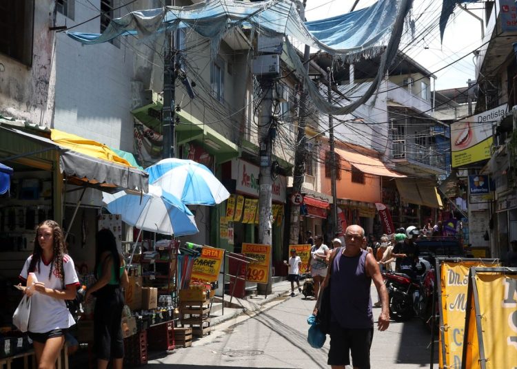 Moraes assume ADPF das Favelas e cobra PGR sobre operação do Rio