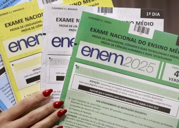 Anulação de 3 questões do Enem ocorre por “precaução”, diz ministro