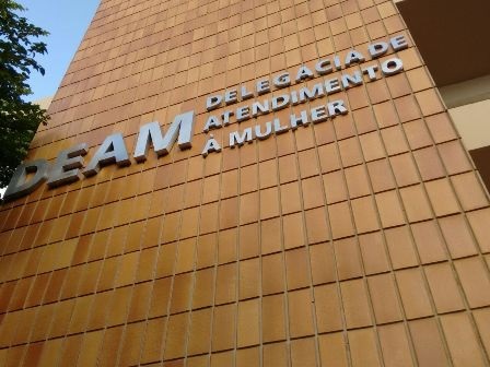 Mulher é presa em Campos após agredir filha com socos e bater a cabeça dela na parede