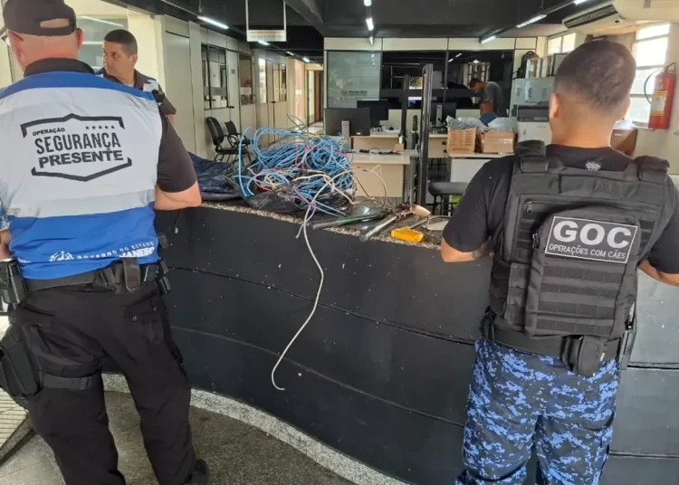 Trio é preso em flagrante após roubar fios de residência em Campos