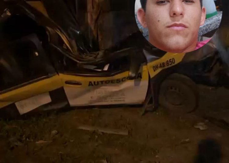 Jovem morre após bater com carro de autoescola em árvore na RJ-216, em Campos