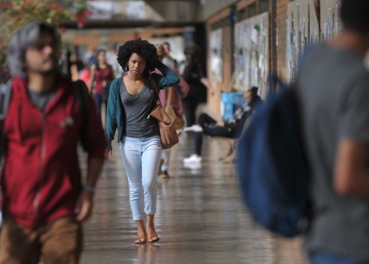 Concluintes de cursos de tecnologia fazem Enade 2025 neste domingo