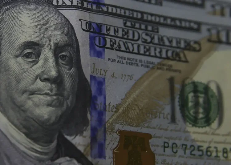 Dólar supera R$ 5,40 em meio a ajustes externos e tensão política