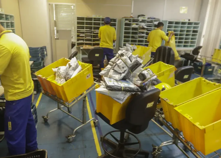Correios aprovam demissão voluntária e fechamento de agências