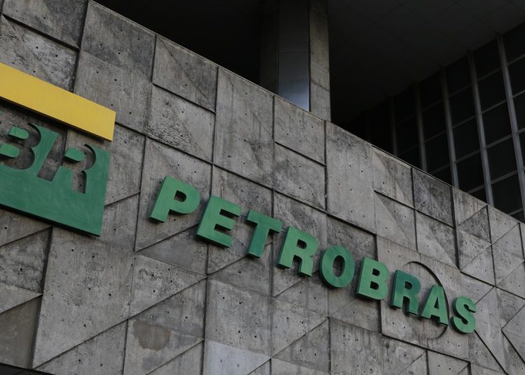 Petrobras pagará dividendos a acionistas em duas parcelas