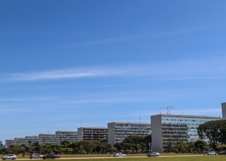 Governo reduz para R$ 7,7 bi congelamento de despesas no Orçamento