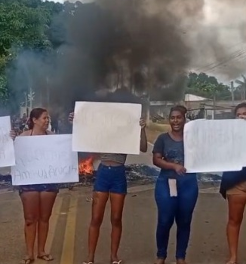 Familiares protestam após morte de bebê em Campos e culpam falta de ambulância