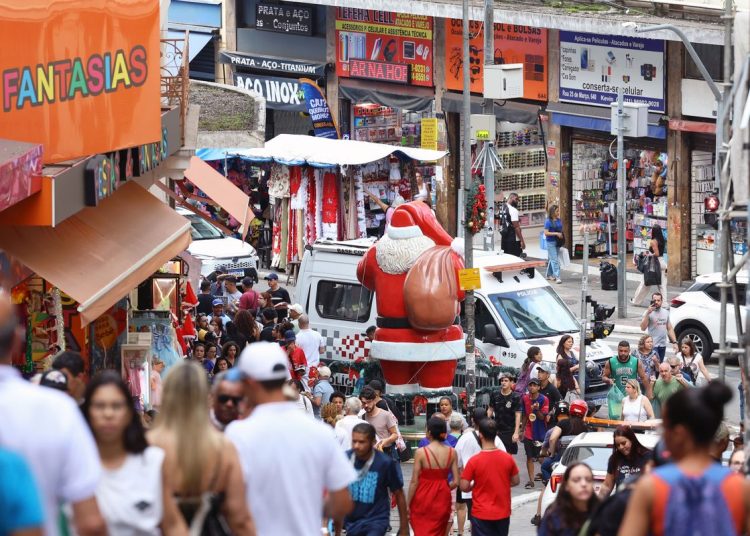 Compras de última hora agitam comércio popular em São Paulo