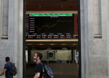 Dólar tem leve queda e permanece acima de R$ 5,40