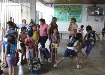 Desigualdades sociais dificultam acesso à educação infantil no Brasil