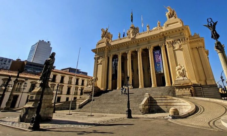 Castro sanciona lei de Bacellar que repassa R$ 220 milhões economizados pela Alerj ao Estado e municípios