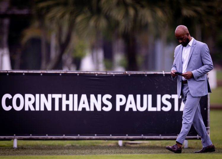 Galvão Bueno é internado para realização de exames após mal-estar