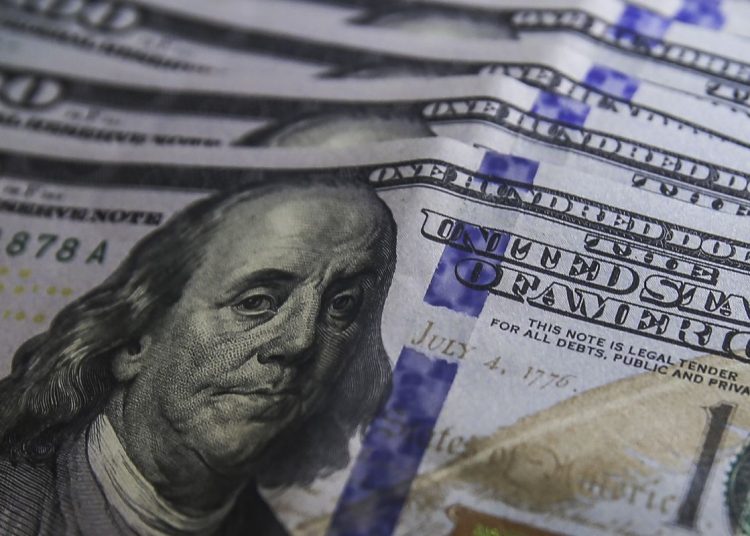 Dólar aproxima-se de R$ 5,60 com remessas de empresas ao exterior