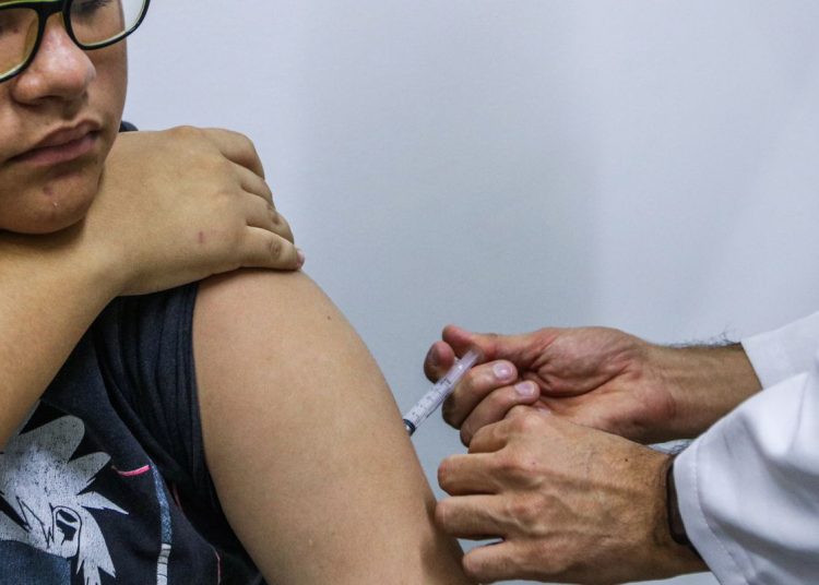 Jovens de 15 a 19 anos podem se vacinar contra HPV até junho de 2026