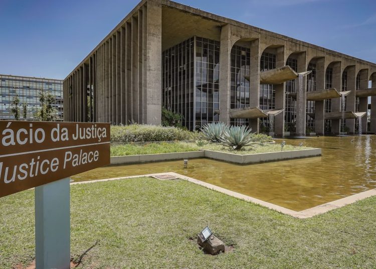 Foragidos da Justiça mais procurados têm foto estampada em novo site