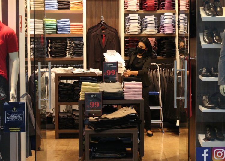 Entenda os direitos do consumidor para trocas de presentes de Natal