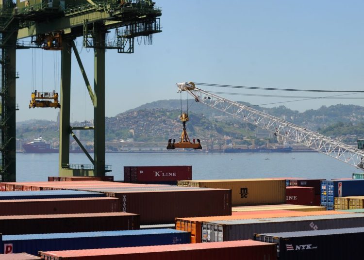 Governo projeta superávit comercial de até US$ 90 bilhões em 2026