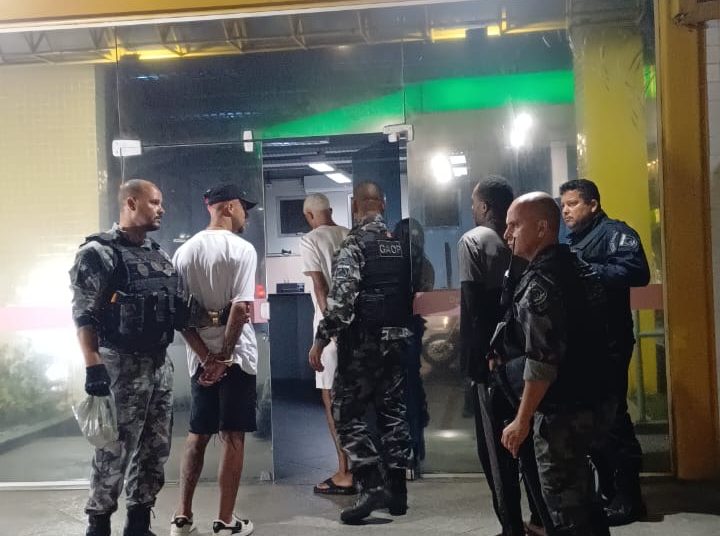 Homens são presos após serem flagrados usando drogas em via pública de Macaé