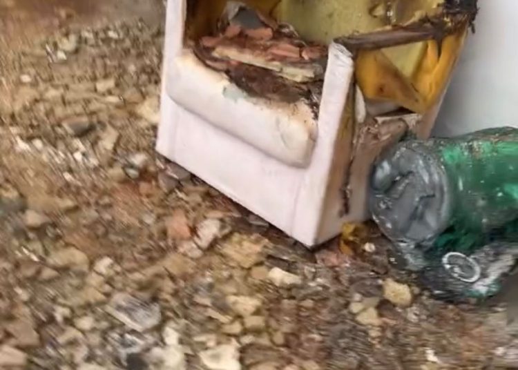 Emocionada, moradora mostra como ficou residência que pegou fogo em Campos e inicia vakinha