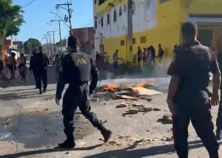 Manifestação por morte de suspeito em operação gera conflito entre PM e moradores da “Casinhas do Nolita”