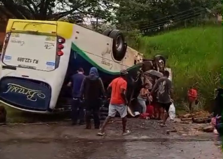 Grave acidente de ônibus teria sido causado por deslizamento de terra; 30 pessoas ficaram feridas