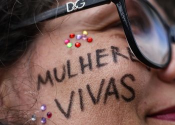 Feminicídios e mulheres feridas por arma de fogo cresceram 52% em 2025