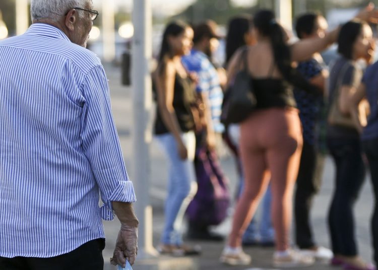 Teto de pensionista e aposentado do INSS sobe para R$ 8.475,55 em 2026