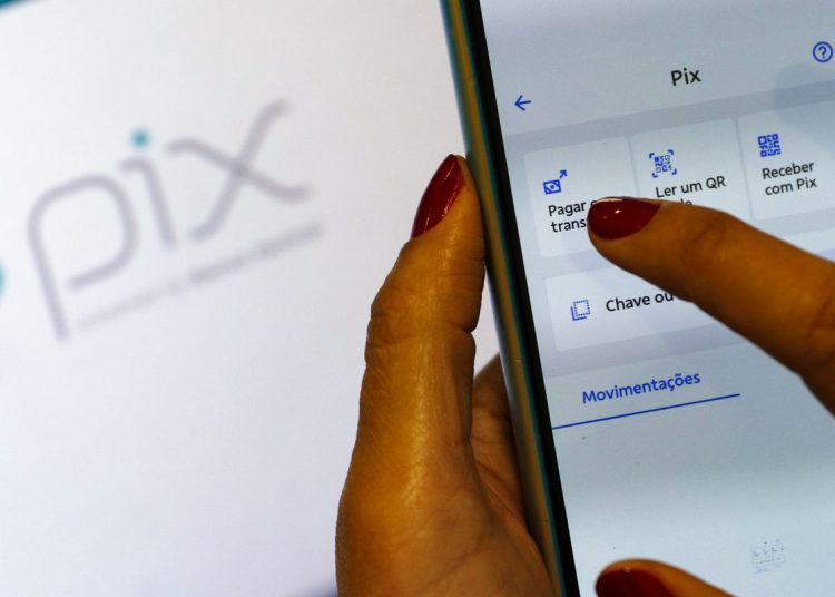 Receita Federal volta a negar taxação do Pix e alerta para golpes