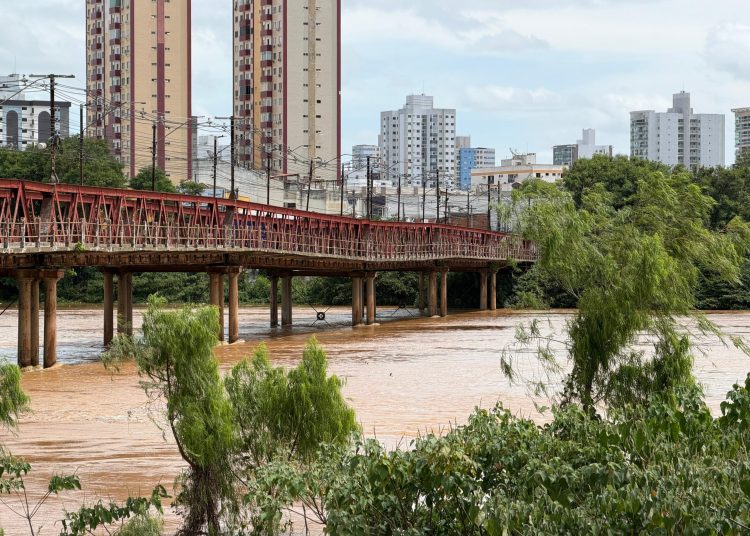 Ponte danificada e nível acima de 9 metros: veja situação da cheia do Rio Paraíba do Sul em Campos