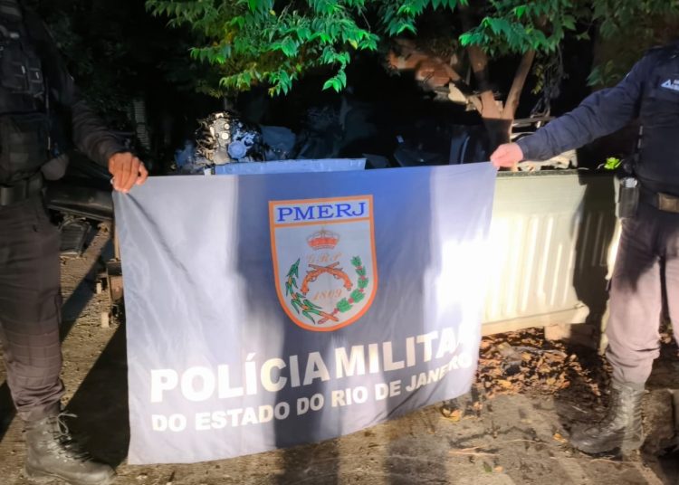 Polícia interdita local de desmanche de veículos e recupera Hilux roubada em Campos