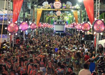 Segunda de Carnaval mantém ritmo acelerado com blocos, desfiles e shows na região