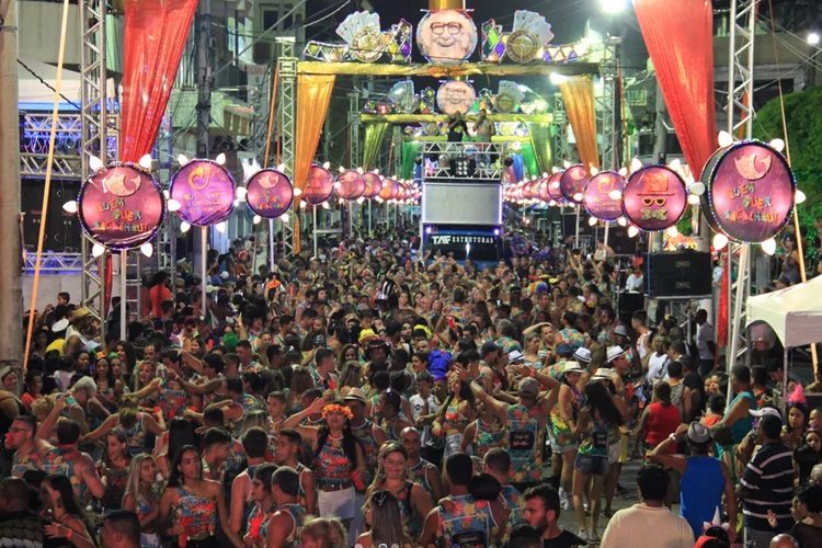 Segunda de Carnaval mantém ritmo acelerado com blocos, desfiles e shows na região