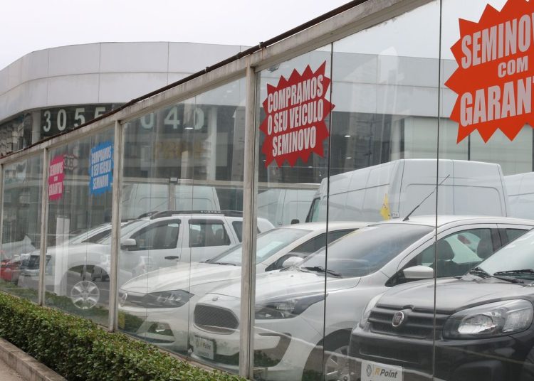 Produção e venda de veículos caem em janeiro, aponta Anfavea