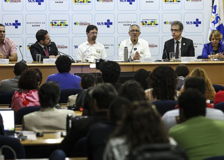 Saúde anuncia 3 mil vagas de residência e 900 para especialistas