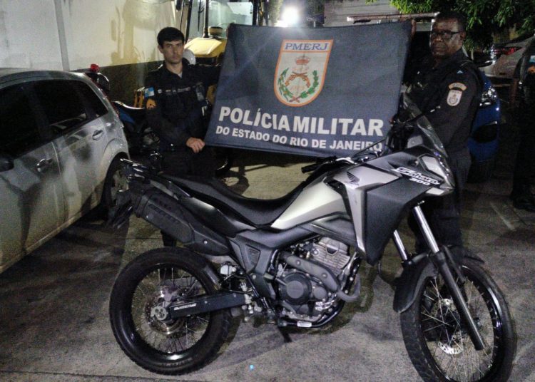 Moto semelhante à usada em diversos roubos em Campos é apreendida; suspeito tentou fugir